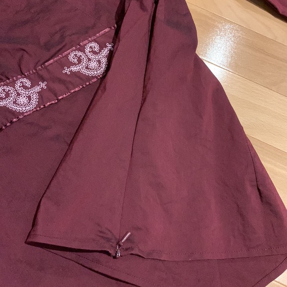 VEUC RW&CO Long Sleeve Shimmery Burgundy Blouse with pattern - size M - Picture 10 of 16